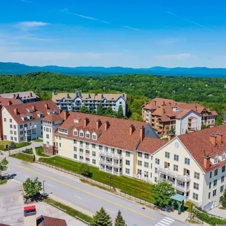 Beautifully renovated 2 bedroom condo in Stratton VT - walk to Village/Lifts!