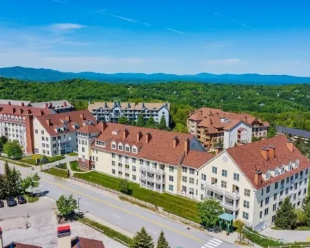 Beautifully renovated 2 bedroom condo in Stratton VT - walk to Village/Lifts! Hotels in Stratton Mountain