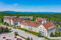Beautifully renovated 2 bedroom condo in Stratton VT - walk to Village/Lifts! - balcony
