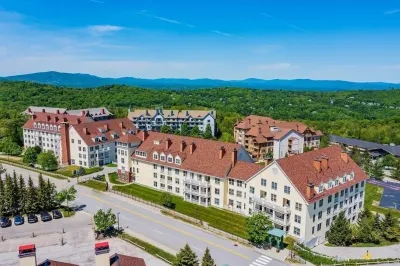 Beautifully renovated 2 bedroom condo in Stratton VT - walk to Village/Lifts! Hotels near Green Mountain National Forest