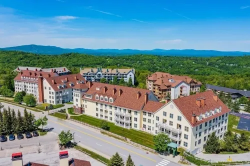 Beautifully renovated 2 bedroom condo in Stratton VT - walk to Village/Lifts!