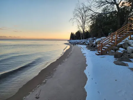 Eat, Drink and be Cozy at Beachdaze This Winter!