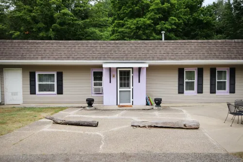 Cozy 2-bedroom bungalow in peaceful Coloma, close to beaches