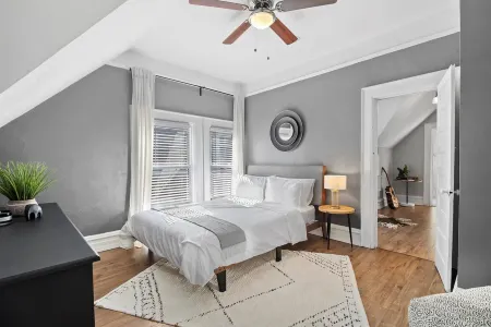 Stunning Upscale Retreat - Steps from Everything Отели рядом с достопримечательностью «UWM English as a Second Language Program»