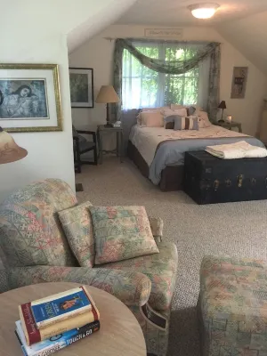 Tappan Lake Area: Sunny, peaceful Cottage with Fishing Pond on 13 Gorgeous Acres