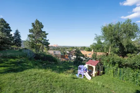 Calor Nest - Family/Kid Oriented Homestead Отели в г. Маниту Спрингс