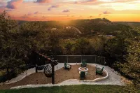 Gorgeous Home: Fire Pit & Outdoor Play Zone, Game Room, Views, 3 Mins to Lake