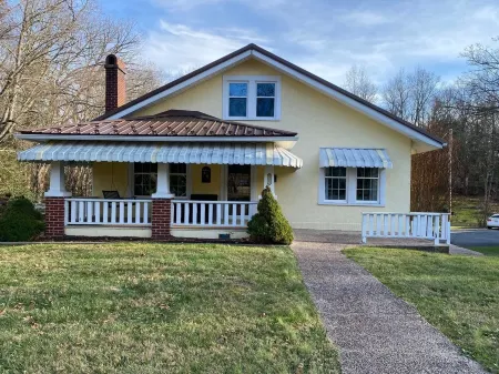 Charming 2-bedroom house in Fayetteville close to National Park and downtown.