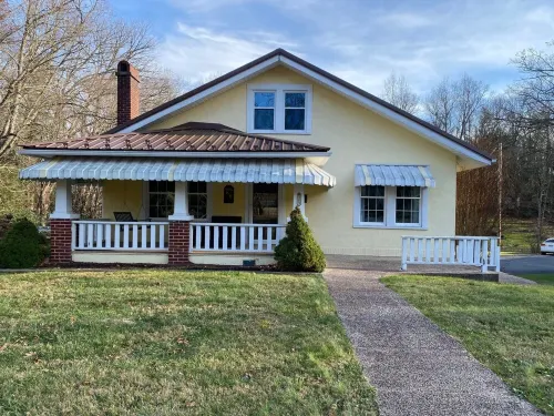 Charming 2-bedroom house in Fayetteville close to National Park and downtown.