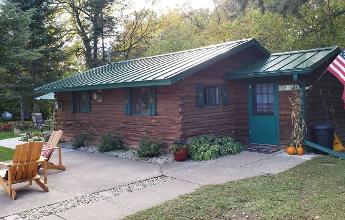 Cozy cabin on the bank of Bear Creek with a hot tub to relax in!