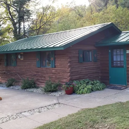 Cozy cabin on the bank of Bear Creek with a hot tub to relax in!
