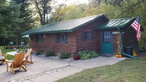 Cozy cabin on the bank of Bear Creek with a hot tub to relax in! - Chalets