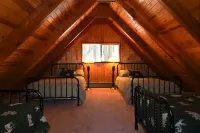 Vintage Pinecrest cabin with HUGE deck- 5 minutes to Pinecrest Lake