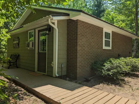 Charming Couple's Cottage close to Lake Michigan, Silver lake, and Stoney Lake