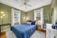 Cozy Cottage for 8, Fire Pit + Short Walk to Town