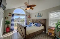 "Always Sunny" Beautifully Remodeled Home, Quick Walk to Beach