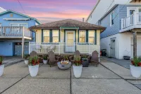 Entire Cottage. 2.5 blocks 2 beach. BBQ Grill. 4 beach badges.