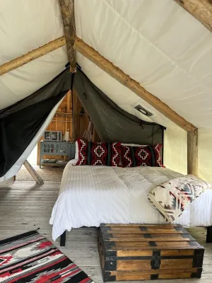 Heritage Ranch 'Sacajawea' Glamping Tent (4) Các khách sạn gần Signature Flight Support BZN - Yellowstone Jet Center at Bozeman Int'l Airport