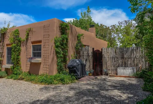 Favorite Downtown Adorable Adobe ~ 8 min walk to Plaza