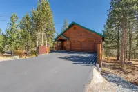 New! Tahoe Donner Alder Creek Retreat with Hot Tub. 5 BD//2.5BA