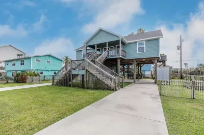 Coastal Retreat: Charming Beach House in Jamaica Beach, Texas 🌊🌅