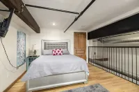 Downtown Loft - minutes from bars, restaurants, stadium and more