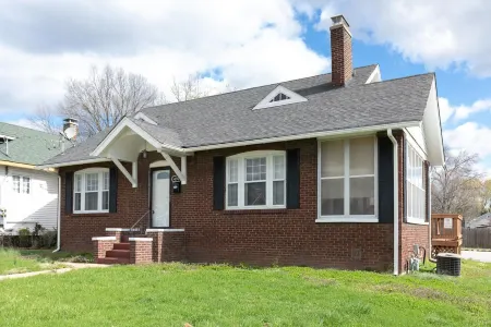 Cheerful 4 Bedroom House Отели в г. Сент-Клэр