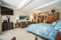 Luxurious Whaler Studio