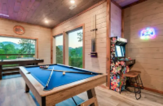 LUX Modern Cabin-VIEW- Privacy-Hot Tub-Heated Pool-Fire pit-Game room-Sleeps 20+