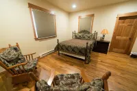 Luxurious cabin on the Yellowstone River with Pond, Five Miles from Chico