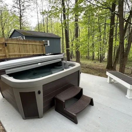 Secluded cozy cabin with modern amenities/hot tub/pet friendly/wifi