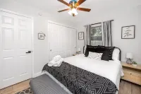Cozy remodeled home by beaches Publix Super Market at Tri City Plaza附近的飯店