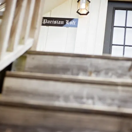 Quaint Parisian style loft, located on National Registered Historical Property Отели в г. Мена