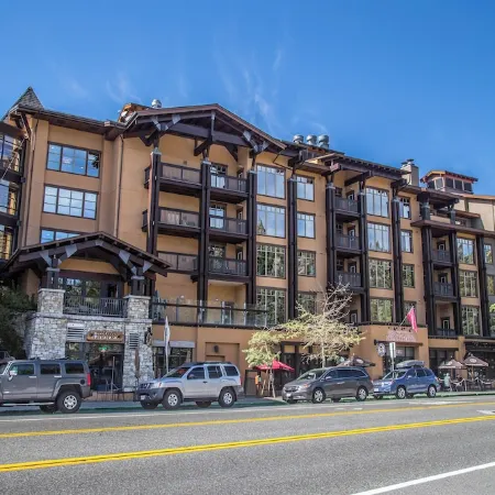 3-bedroom Penthouse in the Village/ walk to the Gondola/ top floor.