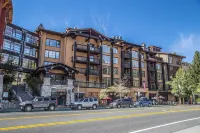 3-bedroom Penthouse in the Village/ walk to the Gondola/ top floor.