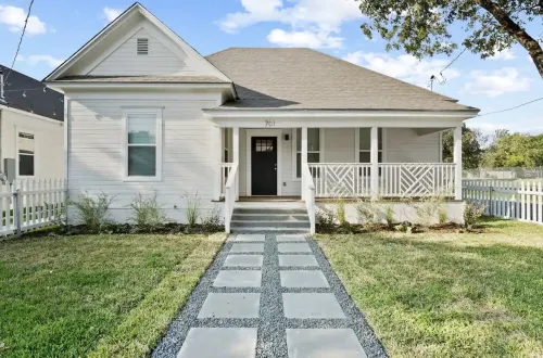 The Black & White House- Walk to Magnolia!