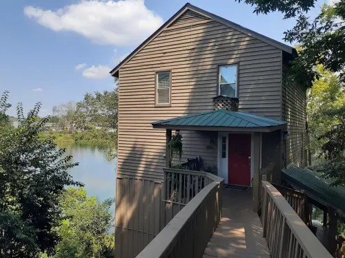 River View Retreat- So Cute, So Cozy- Short Walk to SRP Park & Downtown Augusta Hotels in North Augusta