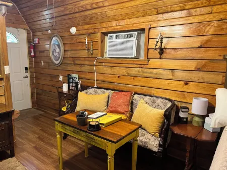 Cozy 200 ft tiny house with WiFi, AC, located in nature and close to so much. Отели в г. Юли