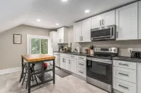 The Loft on 13th~Modern & Cozy!