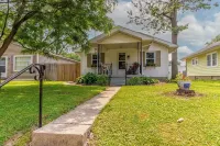 Graham and Kay's UIndy Cottage. 3 bedrooms, 10 min from downtown. Hotels near Walmart Supercenter