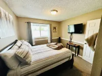 *The Lovely Place* Stunning 3BR 1.5 BA Sleeps 7. Private driveway RV parking.