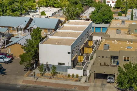 Brand New Stylish Condo Close to Old Town and Downtown Отели рядом с достопримечательностью «Альбукерке Ботаникал Гарден»