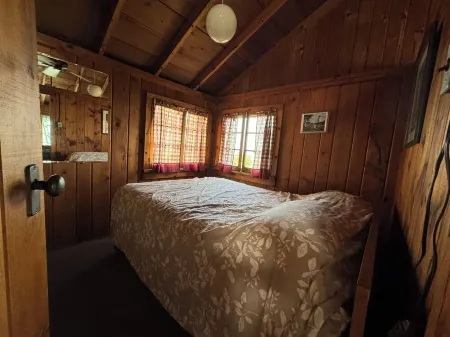 Beautiful Hubbard Lake Waterfront Cottage #2