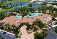 Beautiful Home with Pool on Golf Course in Lely فنادق في Lely Resort