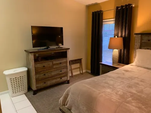 Relaxing Quiet Condo- One block from the Parkway.