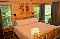 Cozy mountain retreat on Wears Valley, Modern Rustic Cabin!