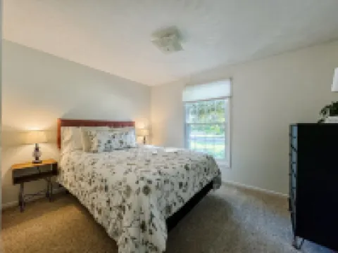 Maple Street Hideaway -Berlin- Walk into town to eat and shop