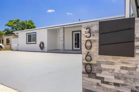 Deluxe studio in fabulous Miami Gardens with a nice King Bed, AC, Wi-Fi