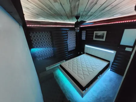 Modern mountain cabin condo w/ jetted tub steam shower +music reactive lighting Отели рядом с достопримечательностью «Гоблинс Форест»