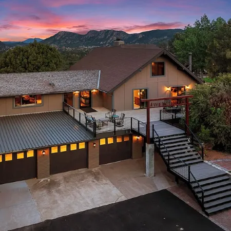 Luxury Estate on 5 Acres - Pickleball, Hot Tub, Mountain Views & Endless Fun
